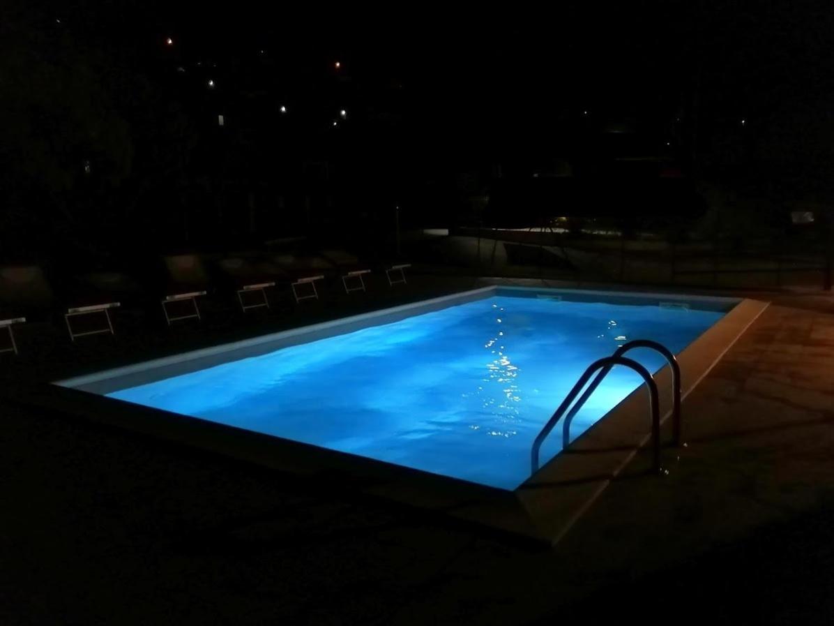 Carlazzo Villaggio Turistico Il Lago Dorato מראה חיצוני תמונה